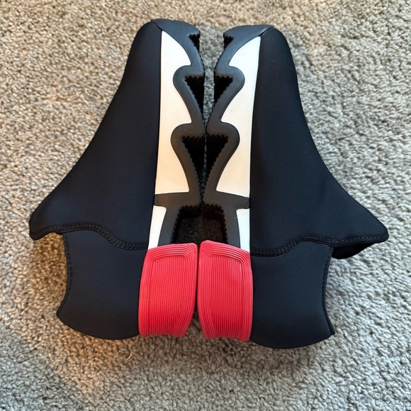 iRi WES BLACK RED LOW TOP SNEAKER - Picture 6 of 6